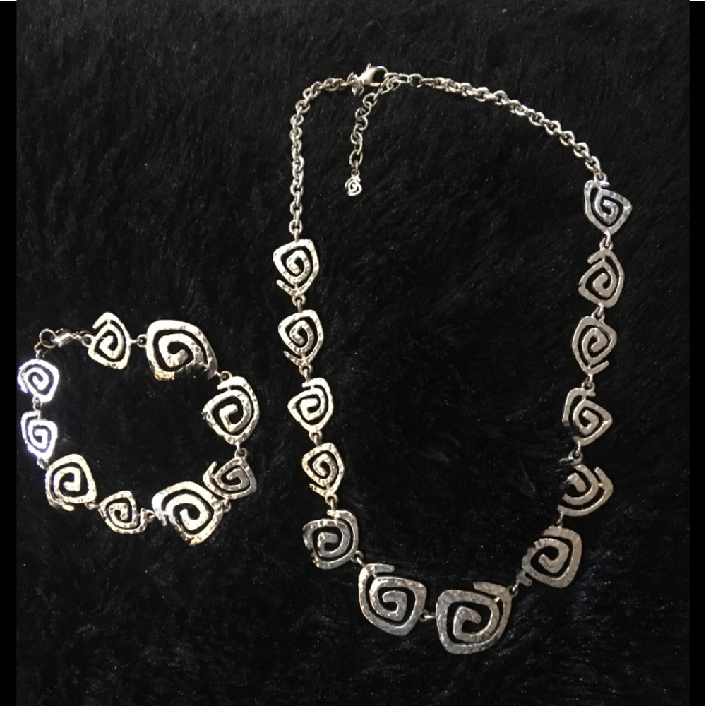 🌹Statement necklace and bracelet!